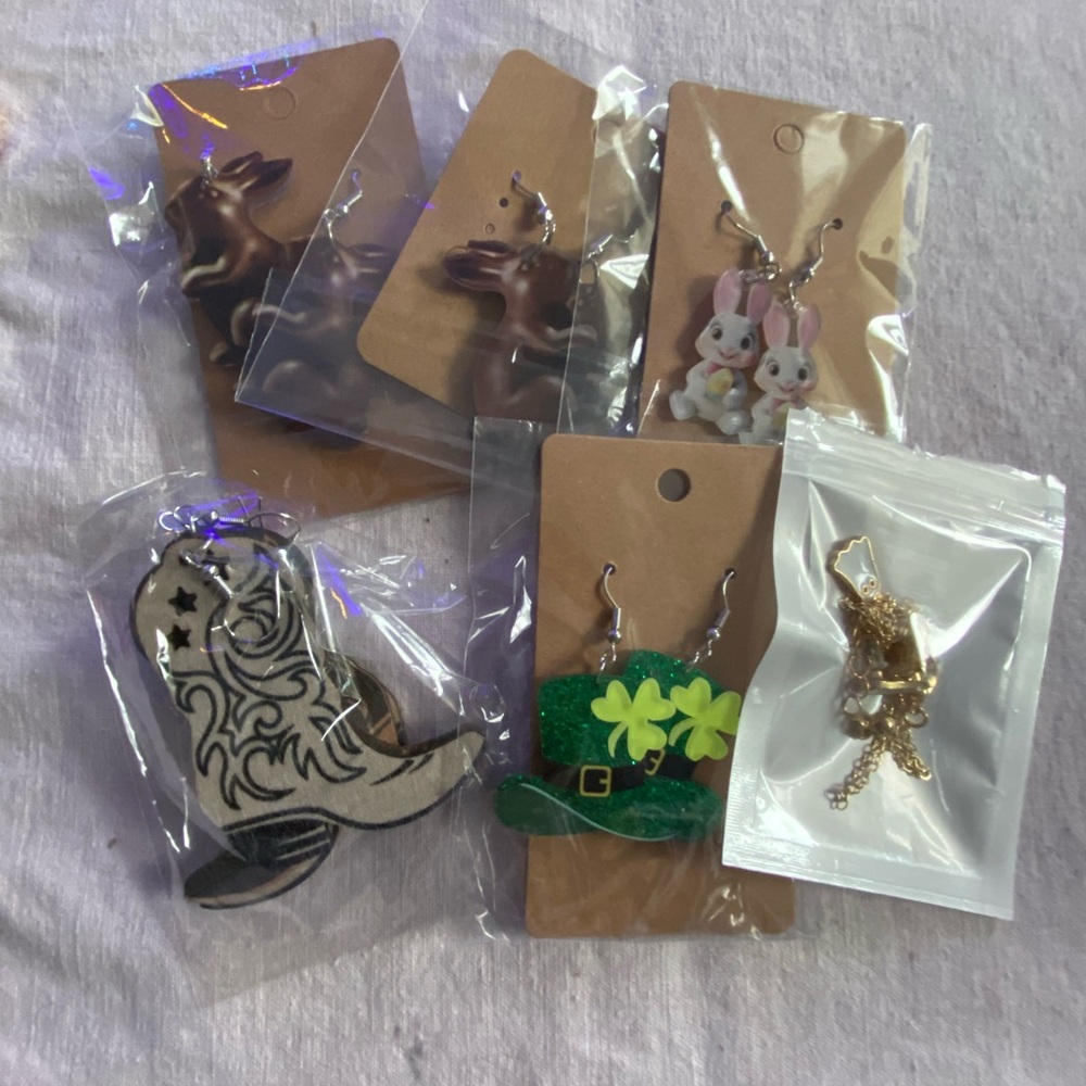 🎉 Holiday Earring Lot  7 Festive Sets + Bonus Necklace! 🎉